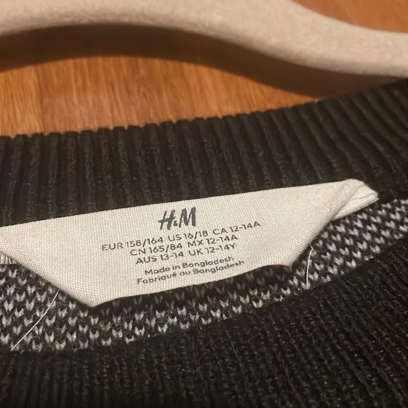 Checkered Sweater - Picture 4 of 4